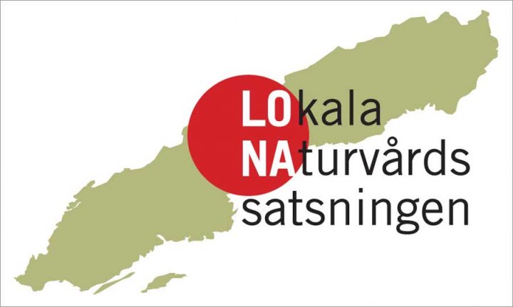 Logga med text: Lokala Naturvårds Satsning. LONA med stora bokstäver.