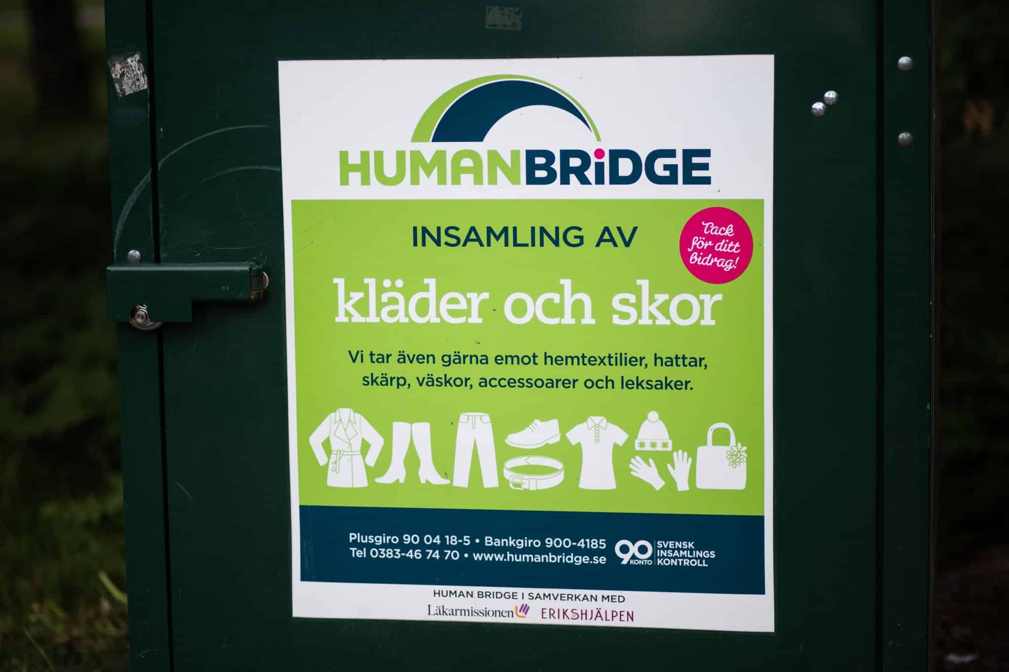 Affisch som visar Human Bridge insamling av kläder och skor