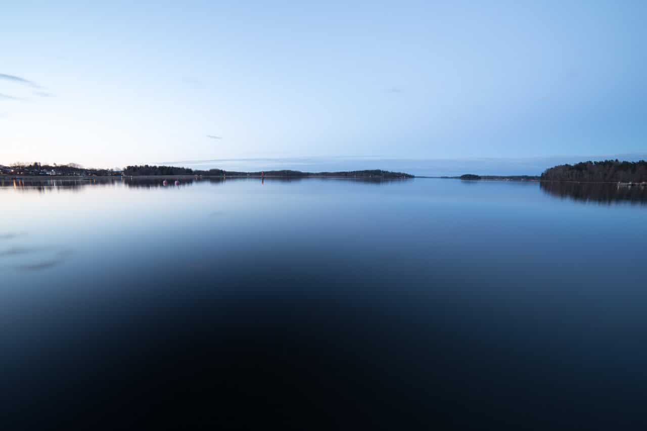 Vatten och blå himmel i Norrtälje.