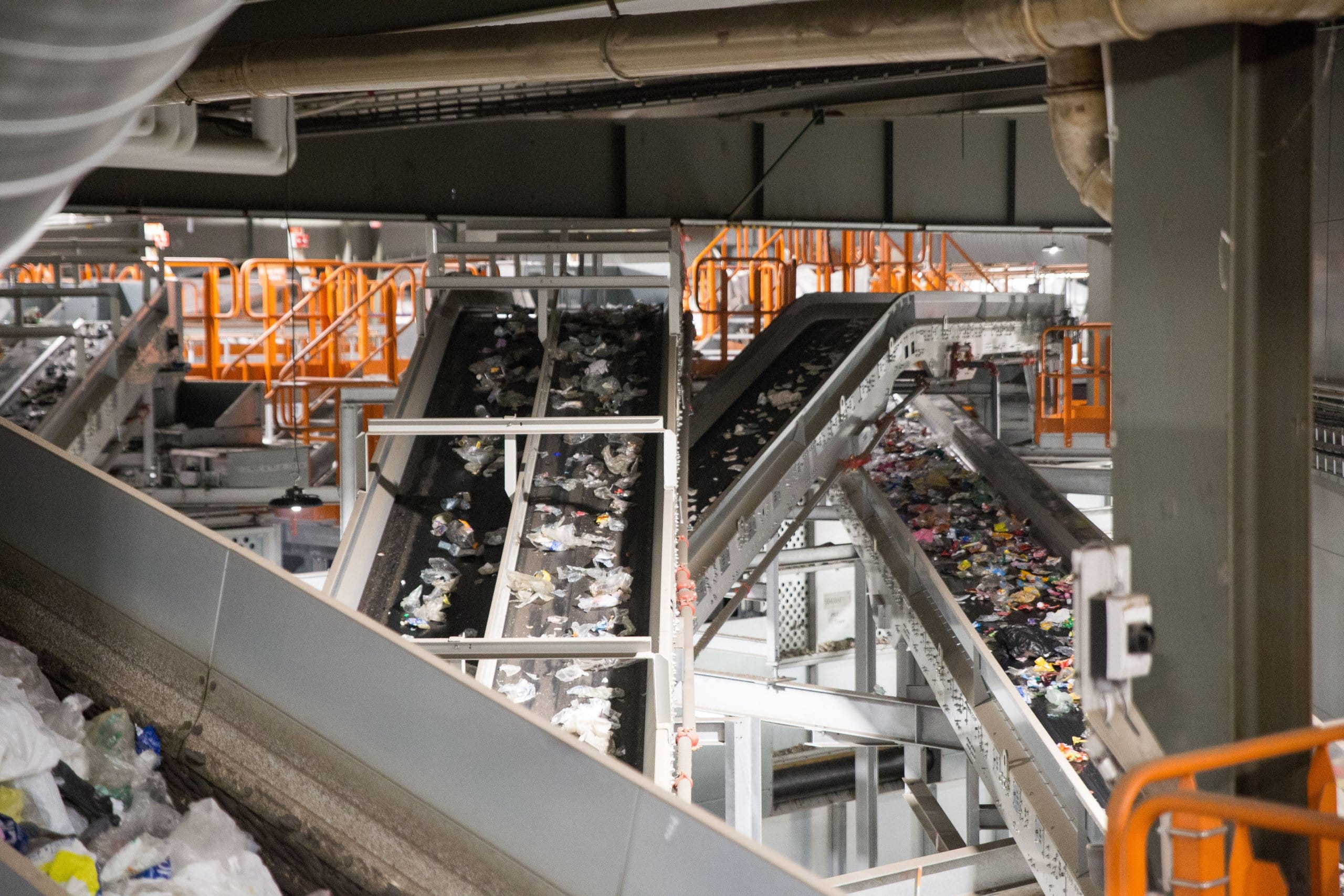 Ett antal rullband som transporterar plastförpackningar.