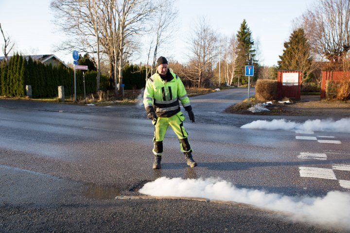 Rök kommer upp ur rännstensbrunnar